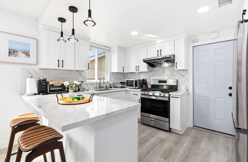 Rowland Heights House | Modern 4BR Family Home Fast WiFi & Free Parking