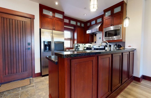 Mammoth Lakes Condo | Modern 5-Star Townhome. Private Hot Tub, Gas Grill & Garage. Serene Location