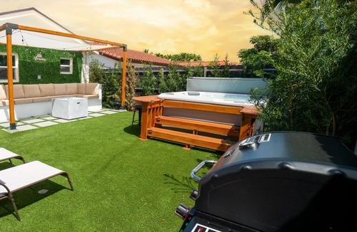 Tamiami House | Modern 6BR Home Jacuzzi BBQ, Game Room & Games