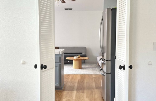 Elk Grove House | Modern and Cozy 4 Bedroom near shops & restaurants
