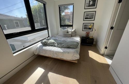 Ocean Park House | Modern Bright New Studio with Roof-top Deck Walk to Santa Monica Beach, FreeWiFi, Parking