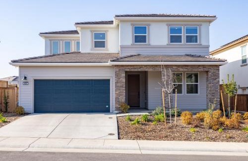 Folsom House | Modern Charming 4BR Home, Family Friendly, Office Space, Fast WiFi, Free Parking