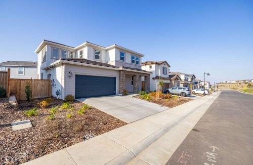 Folsom House | Modern Charming 4BR Home, Family Friendly, Office Space, Fast WiFi, Free Parking