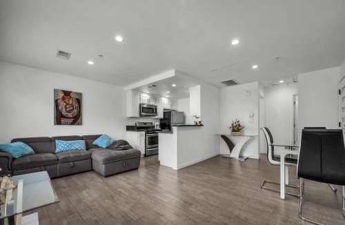Wilshire Apartment | Modern Chic One Bedroom In Hollywood-Koreatown Area With Parking