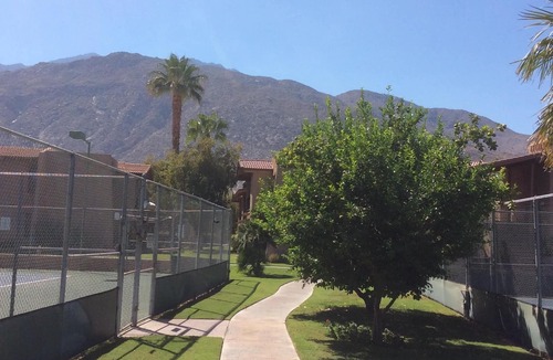 Warm Sands Condo | Modern Comfy 2 BR 2 BA Ground Floor Condo Steps to Downtown PS