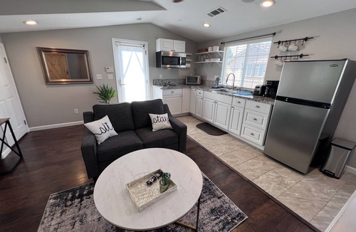 Dixon Apartment | Modern Cozy 1-bedroom Detached Apartment with Private Parking, W/D, Fiber Wifi