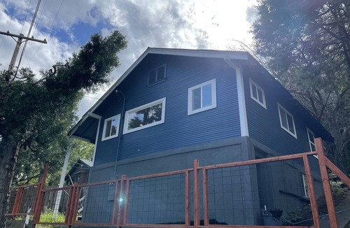 Dunsmuir House | Modern Cozy Mountain Home with VIEWS