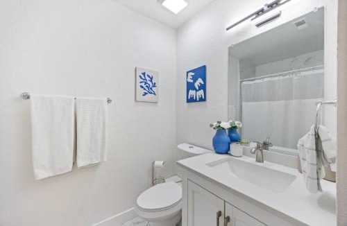 South Natomas House | Modern Downtown Escape Sleeps 10