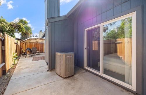 South Natomas House | Modern Downtown Escape Sleeps 10