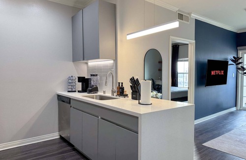 Beverly Hills Apartment | Modern Escape W Pool GYM Parking 10 Min to Cedars