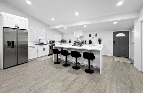 Southwest Anaheim House | Modern Family Getaway Near Disney & Knott’s – Arcade Fun!