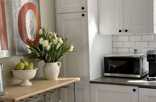Windsor House | Modern Farmhouse: 2021 remodel, great pool, privacy, 5min to Healdsberg