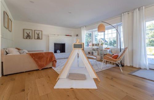 Sebastopol House | Modern Farmhouse on 1 Acre Lot Just Steps From Regional Park with Hot Tub