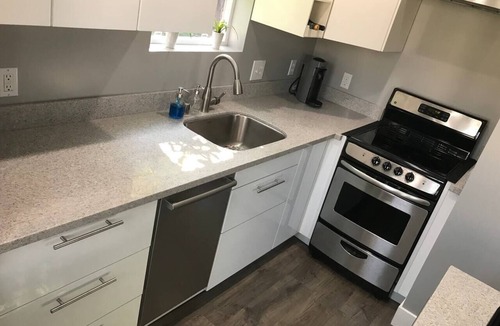 Centennial Cottage | 🌼Modern guesthouse w private patio and ♨️ hot tub