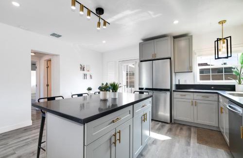 Charter Oak House | Modern Home - Family Fun Hub - Getaway - Billiards By Zen Living Short Term Rental