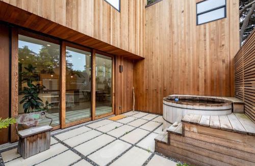 Montara House | Modern indoor-outdoor living wHot Tub Walk to Beaches & Mountain Trails