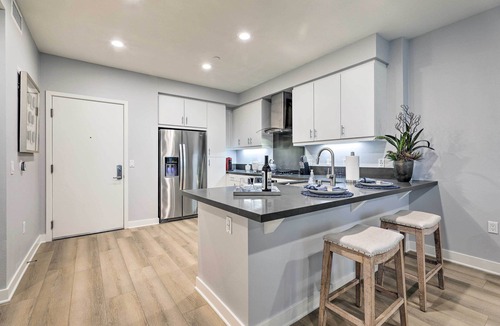 Irvine Business Complex Condo | Modern Irvine Condo w/Pool - 7 Mi to Beach!
