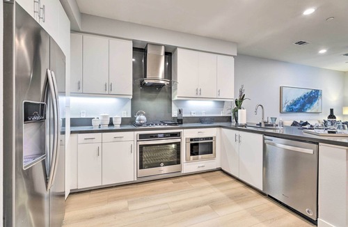 Irvine Business Complex Condo | Modern Irvine Condo w/Pool - 7 Mi to Beach!