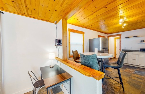 Kings Beach Ski Chalet | Modern lake-view hotel - all eight rooms - dog-friendly - near beach & golf