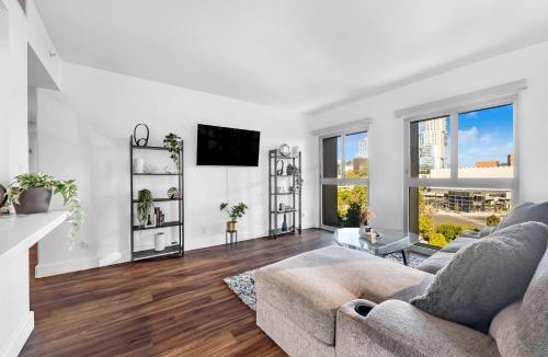 Wilshire Center Apartment | Modern Luxury 2 Bed with Panoramic City Views in Downtown LA