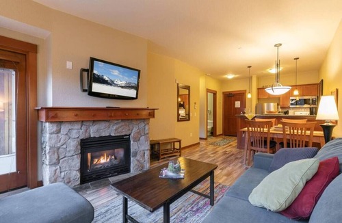 Olympic Valley Condo | Modern Mountain Condo | Steps from Palisades Tahoe Lift + Village!