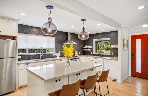 Napa House | Modern Napa 3BD Wine Country Escape with Pool and Spa