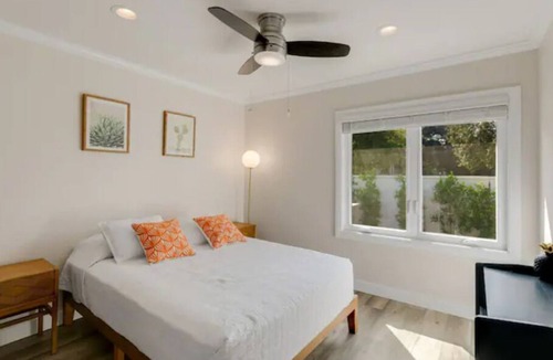 Claremont House | Modern NEW home by Colleges - free parking, WiFi
