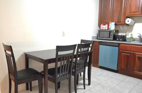 Berkeley Apartment | Modern One Bedroom Unit, Sofa Bed, Adjustable Queen Bed, 75 Inch Smart TV and Indoor Secure Parking