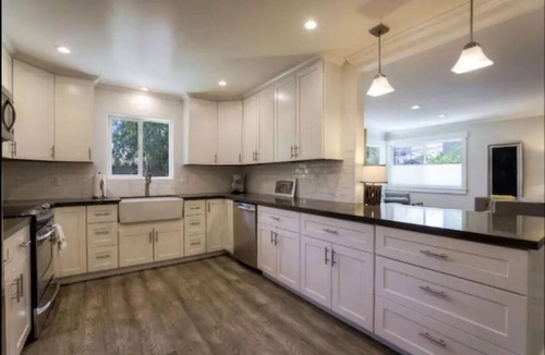 Shoreline West House | Modern Private Home W/Pool Near Downtown MV!