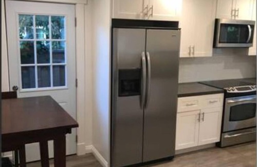 Shoreline West House | Modern Private Home W/Pool Near Downtown MV!