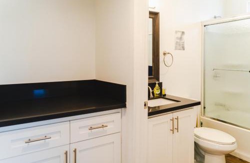Wilshire Apartment | Modern Remodeled 1-Bedroom Close to Hollywood walk of fame with parking