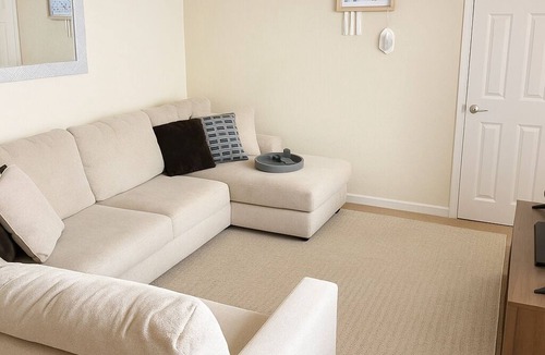 Stockton Apartment | Modern Retreat Cali King Bed Fireplace + Full Kitchen
