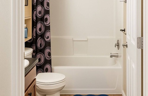 Stockton Apartment | Modern Retreat Cali King Bed Fireplace + Full Kitchen