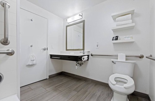 East Texas Hotel | Modern Room with Breakfast and Indoor Heated Swimming Pool Close to Dorney Park