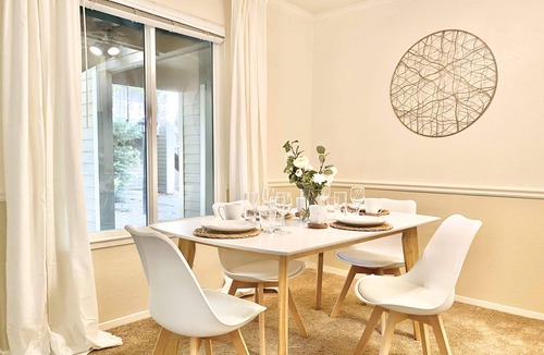 South Natomas Apartment | Modern Sacramento Apartment, King Bed, Fast Wi-Fi