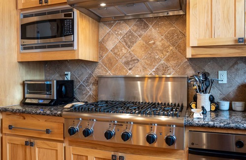 Truckee House | Modern Tahoe Donner Cabin. Hot Tub. Near Trails, Skiing & Downtown Truckee