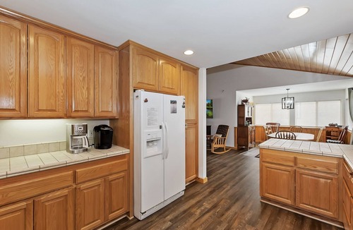 Fox Farm Cabin | Mountain Jewel by Destination Big Bear : Close to Grocery Stores and the Lake! Internet, Blu Ray Player!