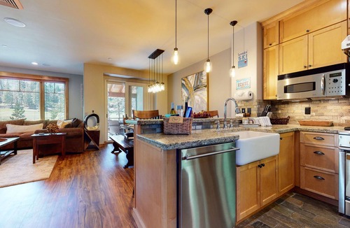 Woodwinds House | Mountain Luxury Retreat in the heart of Mammoth Lakes- Ski, Golf, and more!