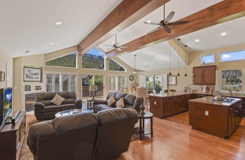 Mountain View Estates House | Mule Meadows | Classy, Split level South Tahoe home!