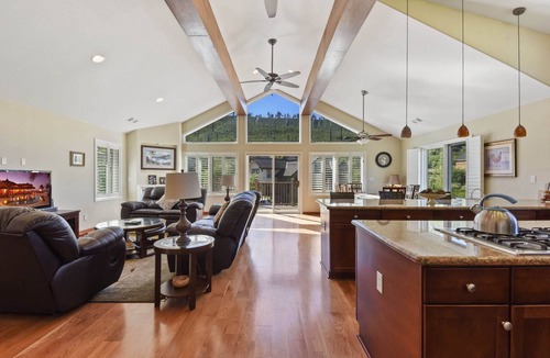Mountain View Estates House | Mule Meadows | Classy, Split level South Tahoe home!