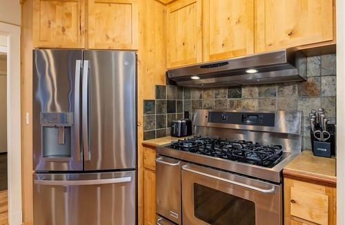 Forest Meadows Cabin | Murph Lodge- 4BR w/AC, Hot Tub, Billiards, Ping Pong and More!