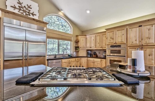 Tahoe Paradise Cabin | National Forest Land+River, Hot Tub, Pool Table