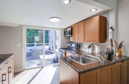 Crown Point House | Navigate Stays Beach Cottage with Backyard & Parking