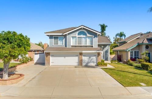 Ontario House | Near Airport and Outlet Mall 6 bedroom large house