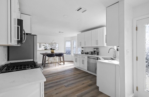 Del Valle House | Near CTOA: Spacious Stylish and Comfort Retreat