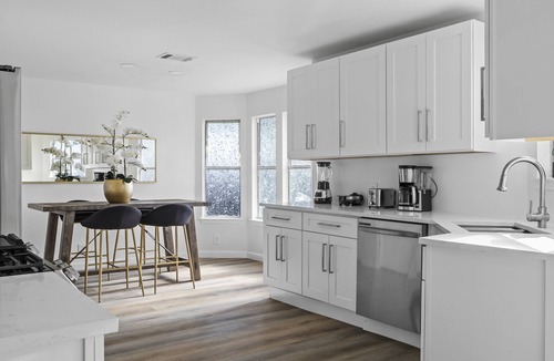 Del Valle House | Near CTOA: Spacious Stylish and Comfort Retreat