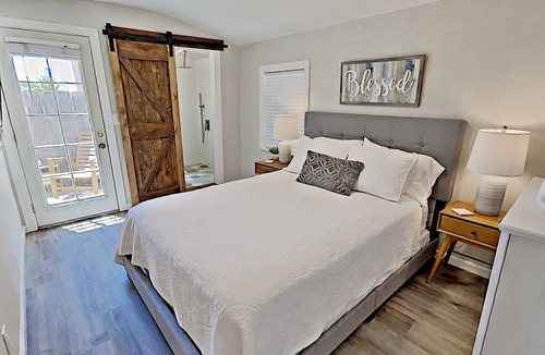 Golden Hill House | New 1Bd Steps to Broadway! Near Downtown, Zoo, Coronado, Jacuzzi & BBQ Area with Fire Pit!