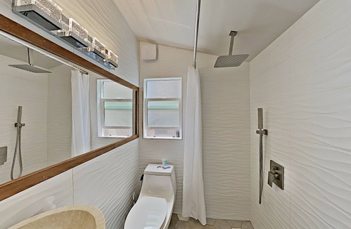Golden Hill House | New 1Bd Steps to Broadway! Near Downtown, Zoo, Coronado, Jacuzzi & BBQ Area with Fire Pit!