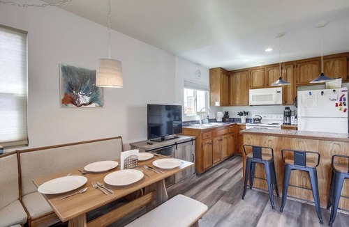 Mission Beach House | New-A/C! Between Beach and Bay, garage/bikes/pets!