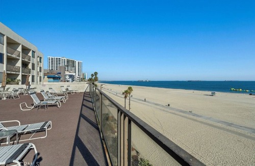 Alamitos Beach Apartment | NEW Beach Front Paradise | 31+ Day Stays | Comfort
